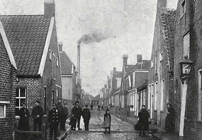 Afb. boven: Prentbriefkaar van de Achterstraat in Nieuweschans, ca. 1900, prentbriefkaart (Tg. 818, inv.nr 13951)